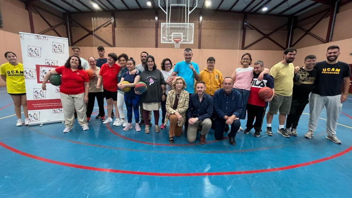 Concejales, directivos y miembros de Astrapace, en el pabellón de Zarandona.