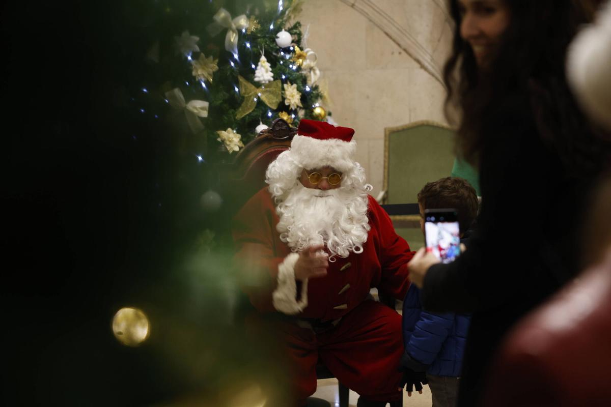 Papá Noel recibe a los niños en el Ayuntamiento de Oviedo tras suspenderse la Cabalgata
