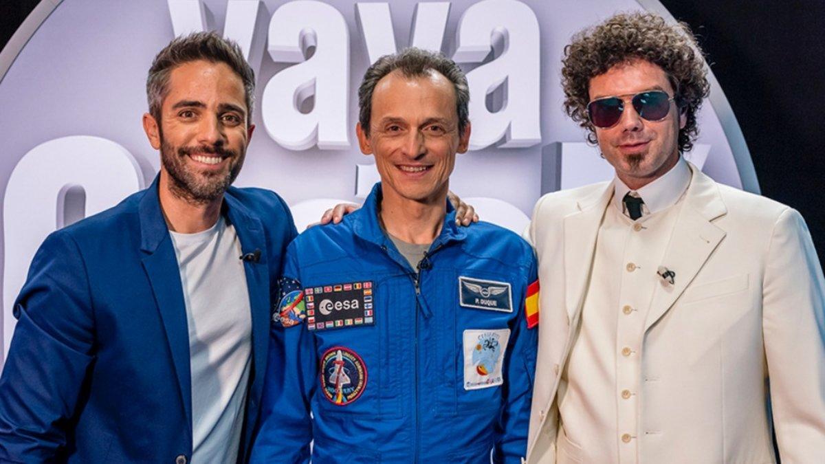 Roberto Leal y Pablo Ibáñez con Pedro Duque, ministro en funciones de Ciencia, Innovación y Universidades, en el plató de 'Vaya Crack'