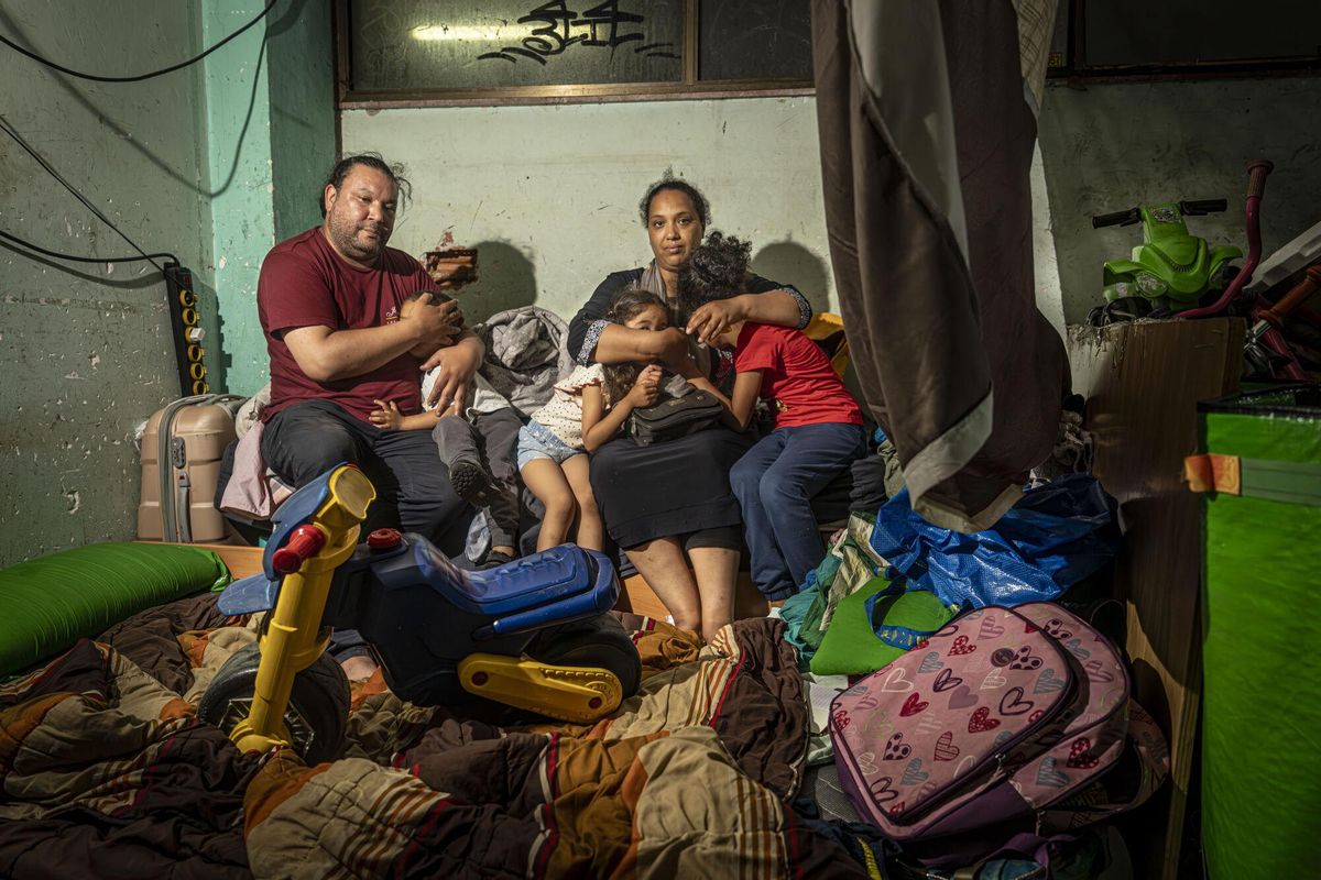 Barcelona 10/06/2025 Sociedad. Acompañamos la familia de Younes ouacharaa, un padre con tres hijos que duermen en la calle. AUTOR: MANU MITRU