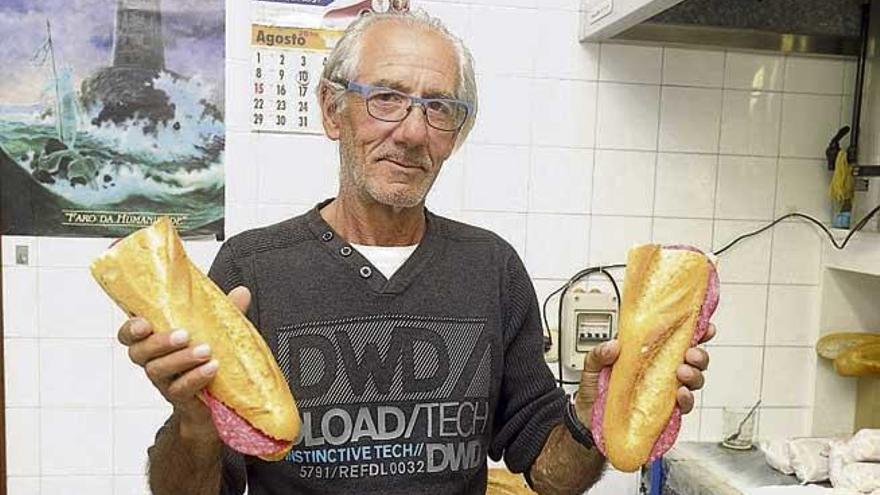 Jenaro Castro, en la Cocina Económica, con los bocadillos que prepara a diario.