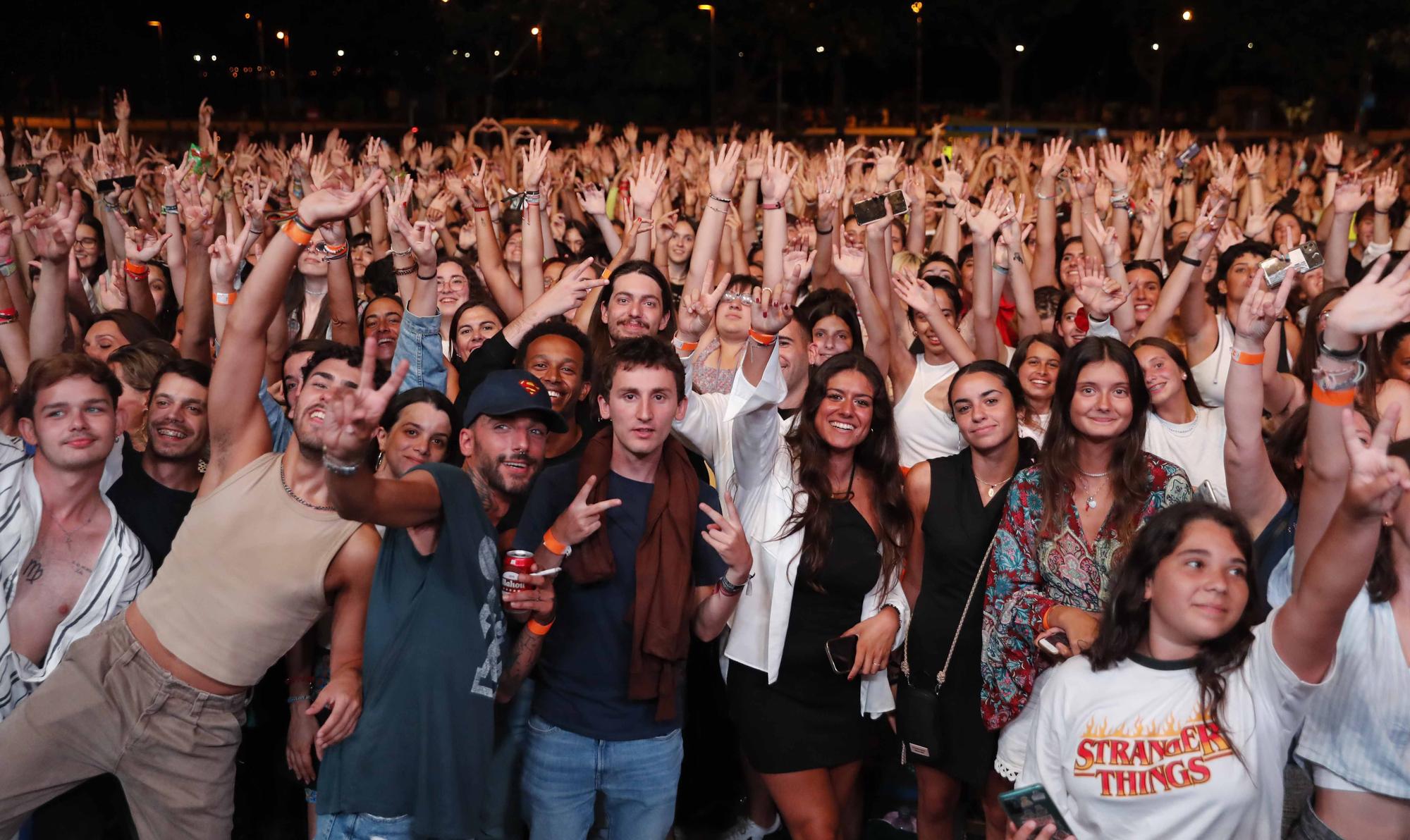 El pop de Los 40 Summer Live hace vibrar a miles de jóvenes en la playa de Samil