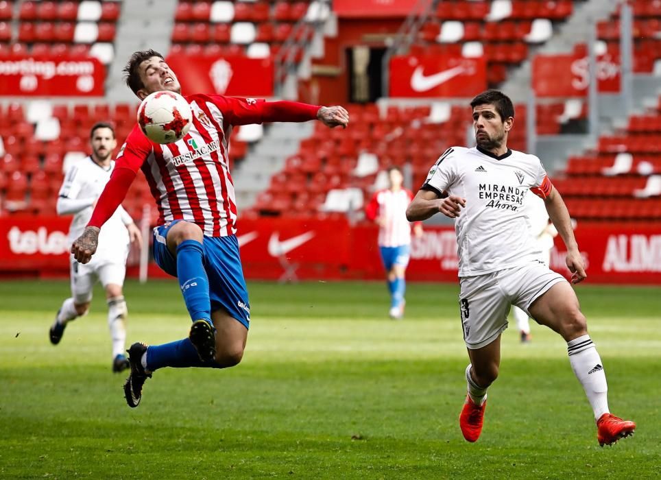 El partido entre el Sporting B y el Mirandés, en imágenes