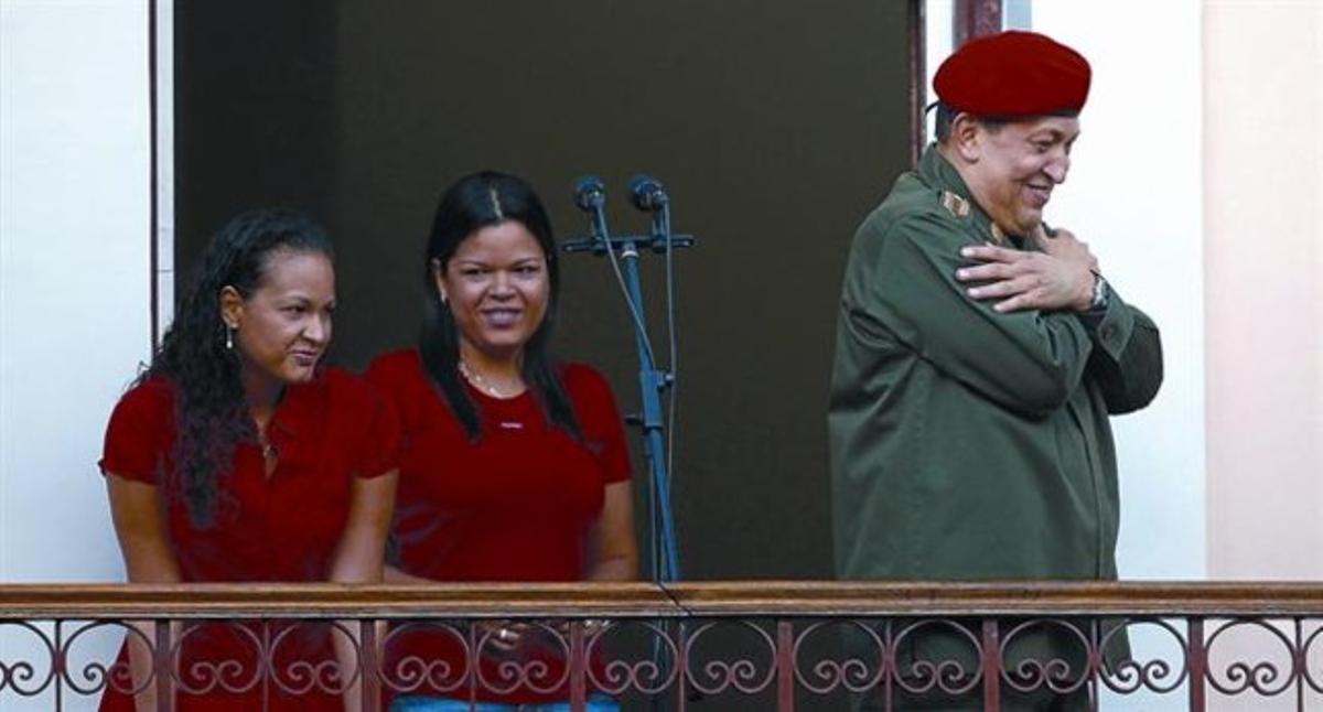 Chávez, junto a sus hijas Rosa (izquierda) y Maria, en Caracas en julio del 2011.