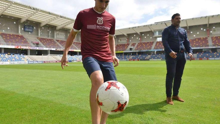 Jesús Berrocal, en su presentación con la camiseta del Pontevedra CF. // Gustavo Santos