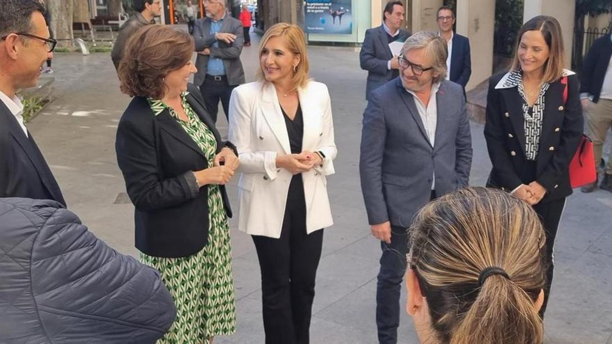 La Consellera de Medio Ambiente, Salomé Pradas cuando realizó el anuncio de levantar al suspensión de licencias en una visita a Almoradí