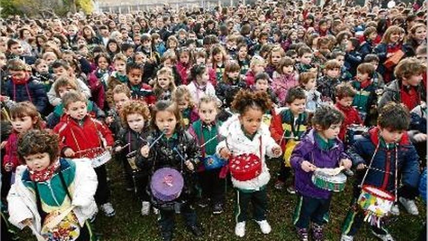 Girona Uns 1.500 infants de 14 escoles toquen el tambor per fer sentir la pau