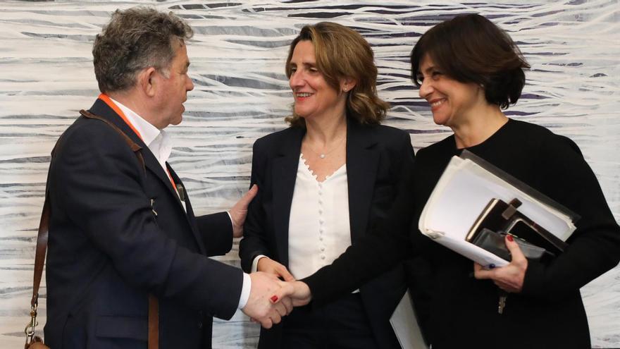 Lores saluda a la ministra Teresa Ribera y a la directora general de la Costa y el Mar, Ana Oñoro.