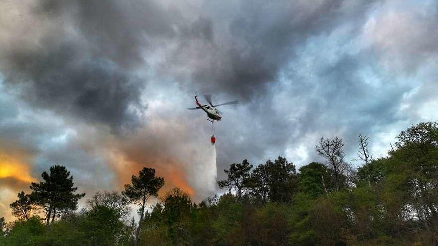Un helicóptero, durante las tareas de extinción del incendio de Galegos, anteayer por la tarde.// J. E.