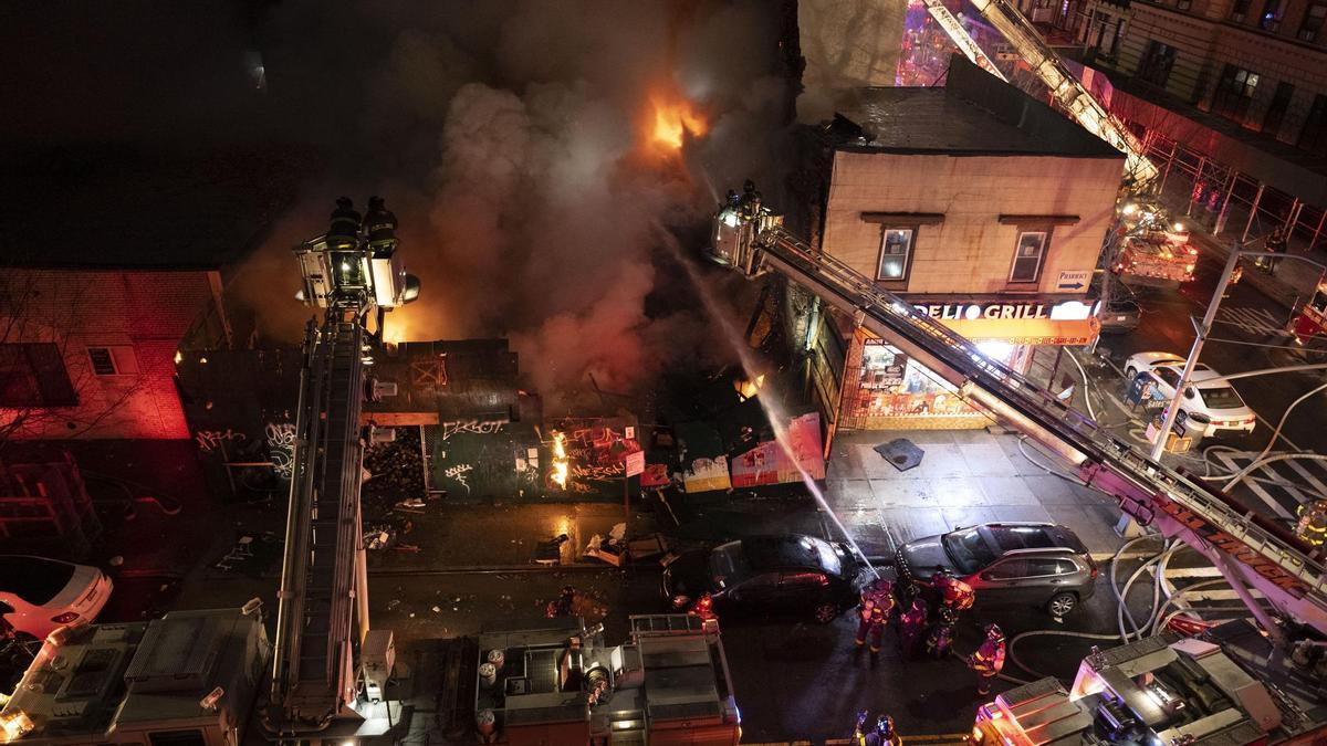 Imagen de archivo de bomberos estadounidenses sofocando un incendio.