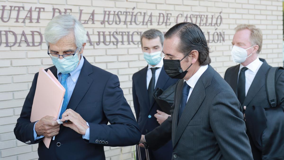 Recaredo del Potro, uno de los acusados, junto a su abogado, a la llegada a la Ciutat de la Justicia.