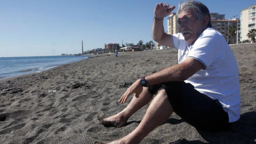 Miguel Montes Neiro, ayer, en la playa de Huelin, en la segunda vez que toca el agua del mar desde que es libre.