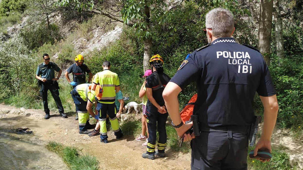 Rescate de la mujer accidentada en el Barranc dels Molins de Ibi.