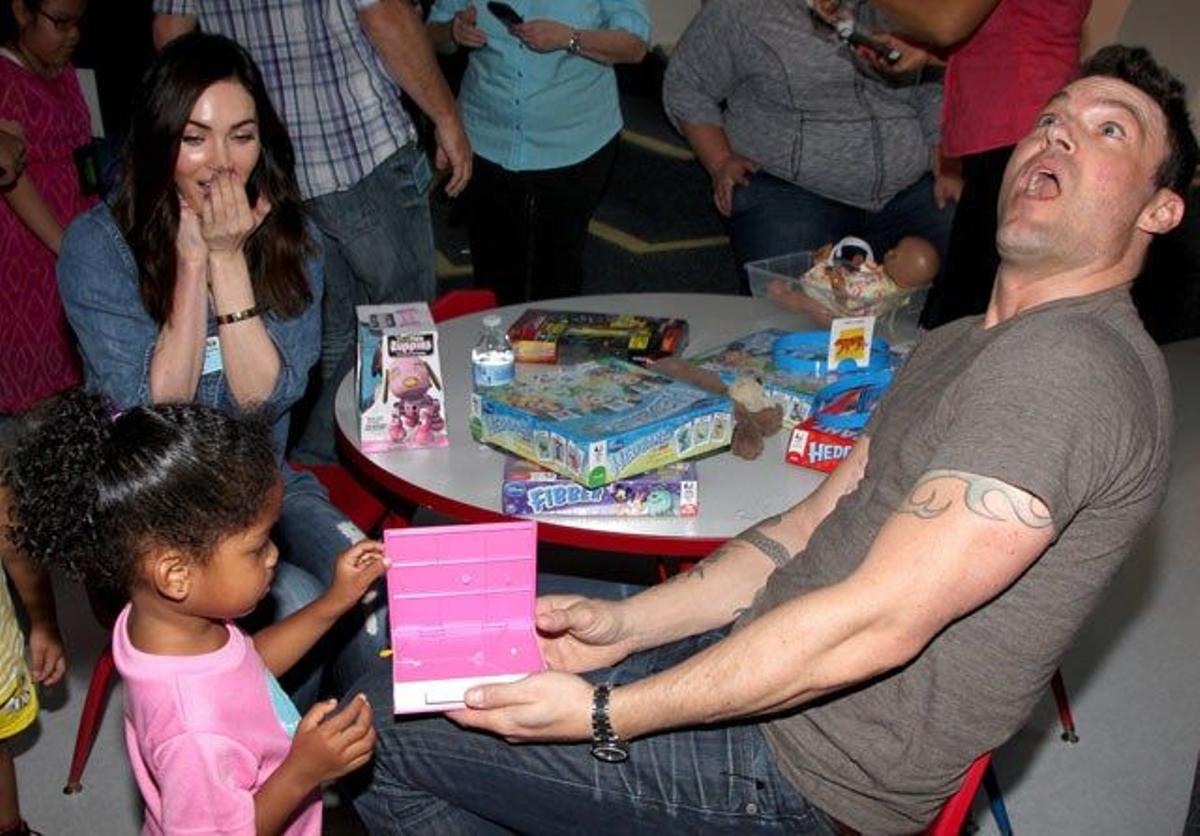 Megan Fox, con una niña y Brian Austin Green