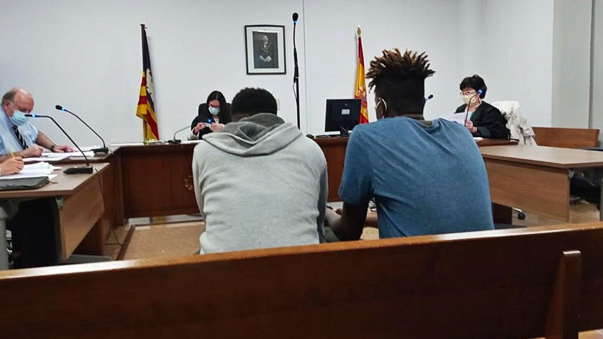 Los dos jóvenes condenados, durante el juicio celebrado en Palma.