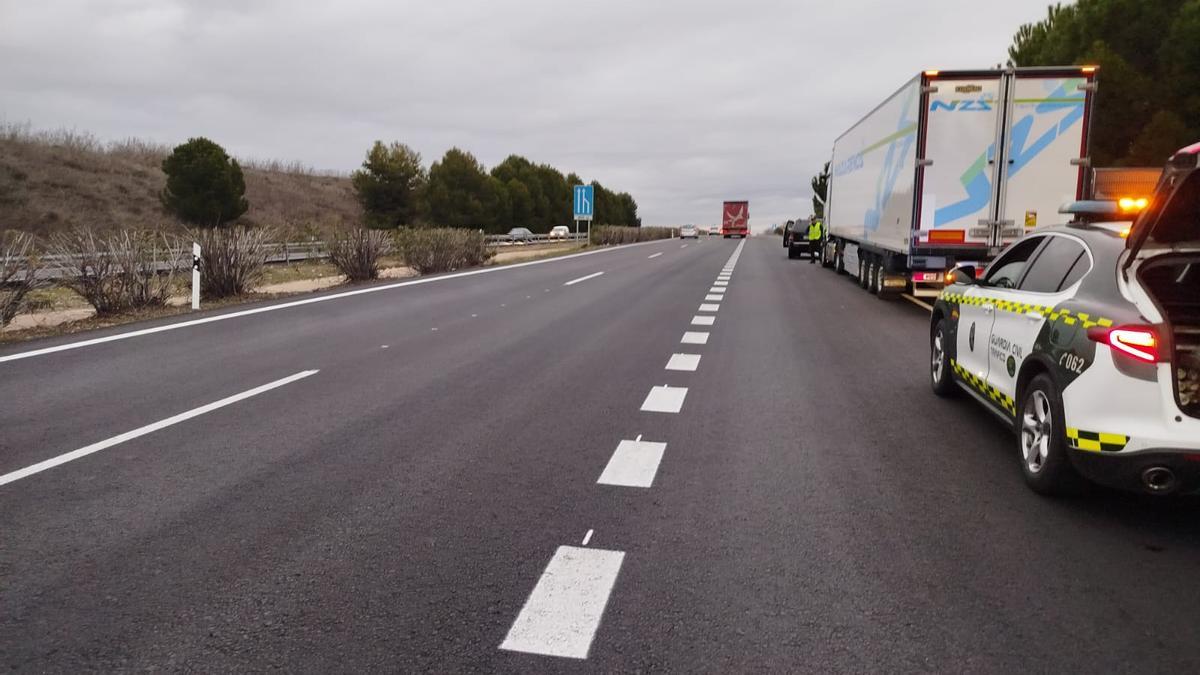 Choca con un camión cuando conducía en sentido contrario por la A-4 en Córdoba triplicando la tasa de alcohol permitida.