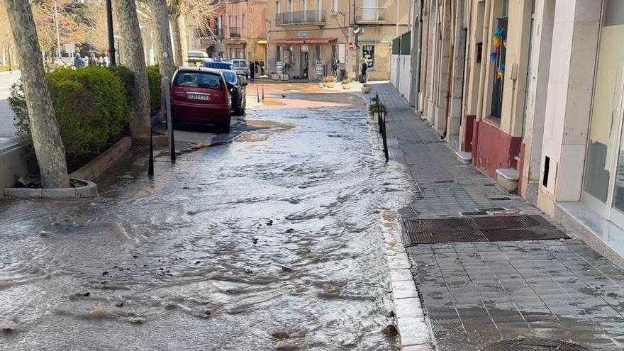 Una avaria a la canonada general de Portbou provoca una gran fuita d&#039;aigua i deixa sense subministrament tot el poble