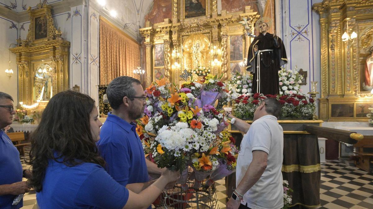 Ofrenda el pasado año en la iglesia de San José a San Pascual, cuya festividad se celebra el 17 de mayo.