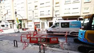Una fuga de agua en la calle Miguel Servet de Zaragoza obliga de desviar tres líneas de autobús urbano