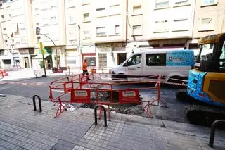 En imágenes I Rotura de una tubería de más 90 años de antigüedad en Miguel Servet