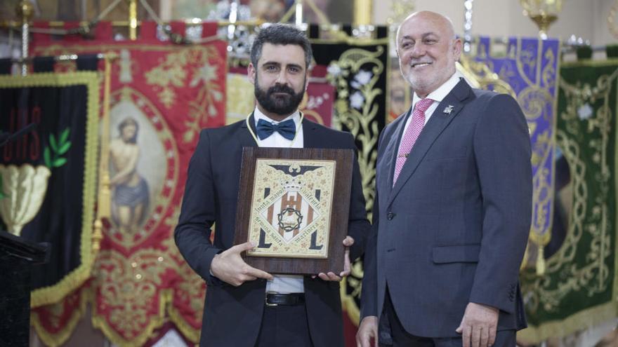 Pere Fuset recibió un recuerdo tras su parlamento por parte de la Junta Mayor.