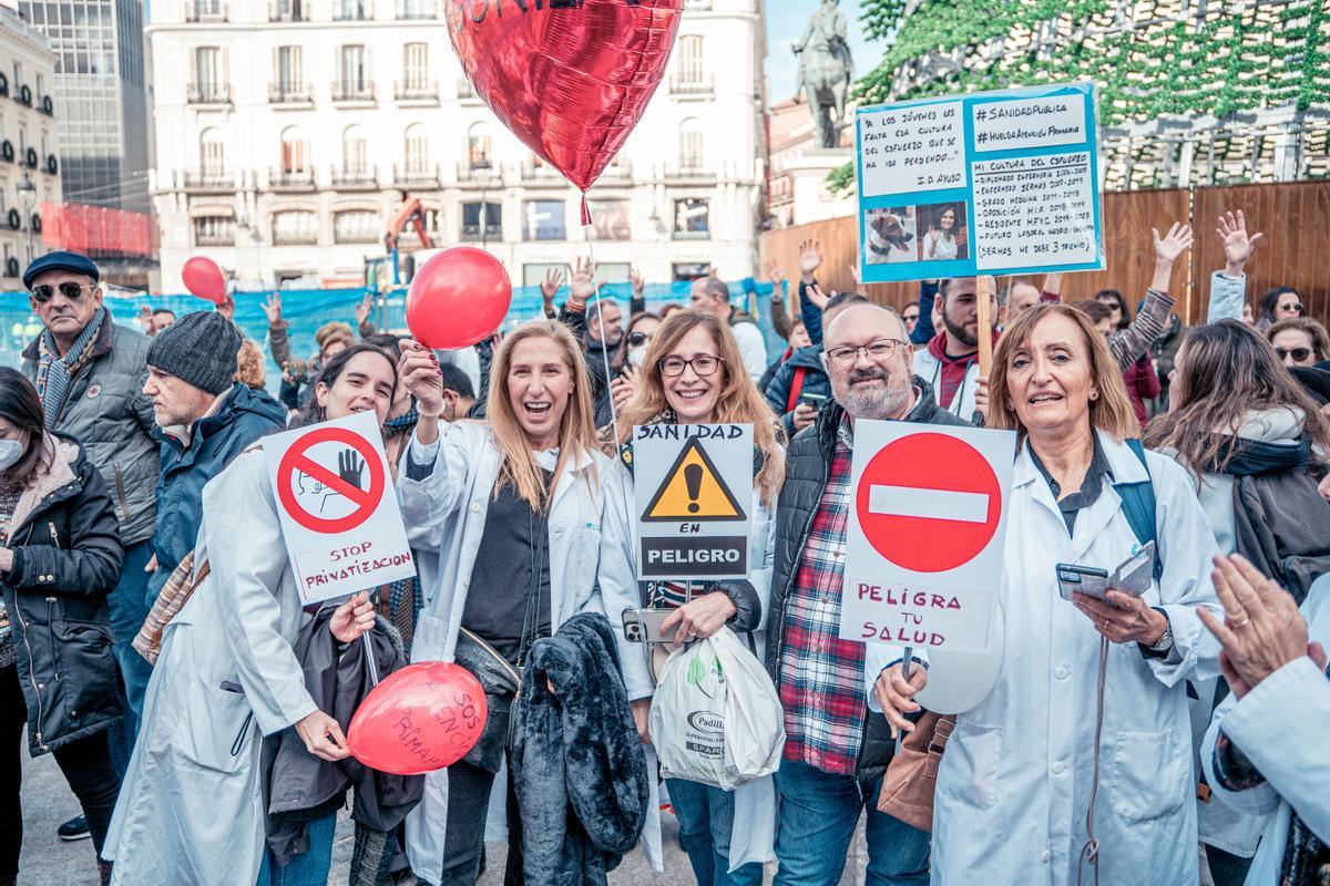 Médicos y pediatras de Atención Primaria se manifiestan entre la Consejería y la sede de la Comunidad de Madrid. 