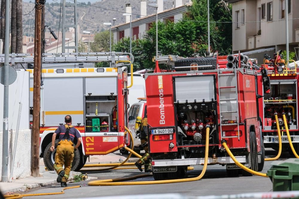 Los Bomberos han pedido a los vecinos que cierren puertas y ventanas para evitar el humo