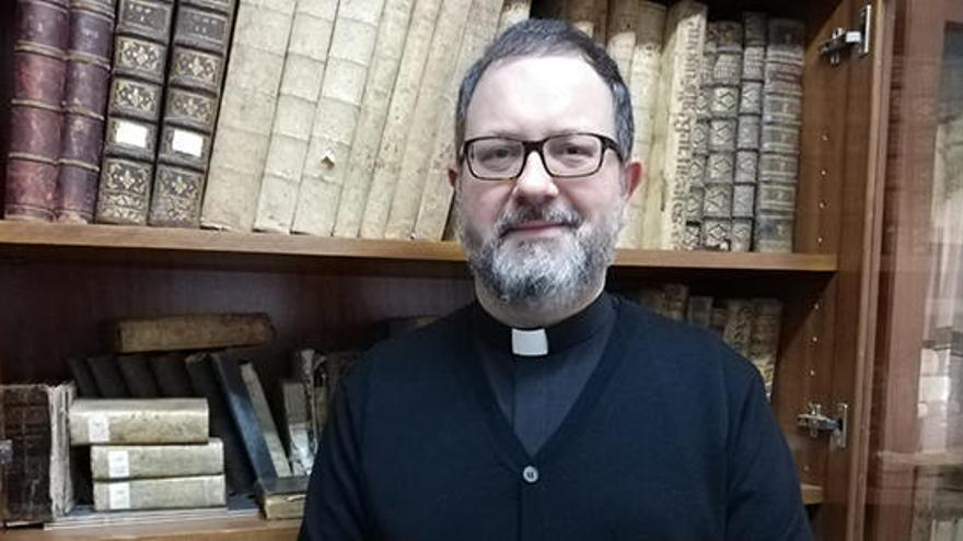 El historiador en su despacho de la iglesia de Sant Antoni, donde es párroco.