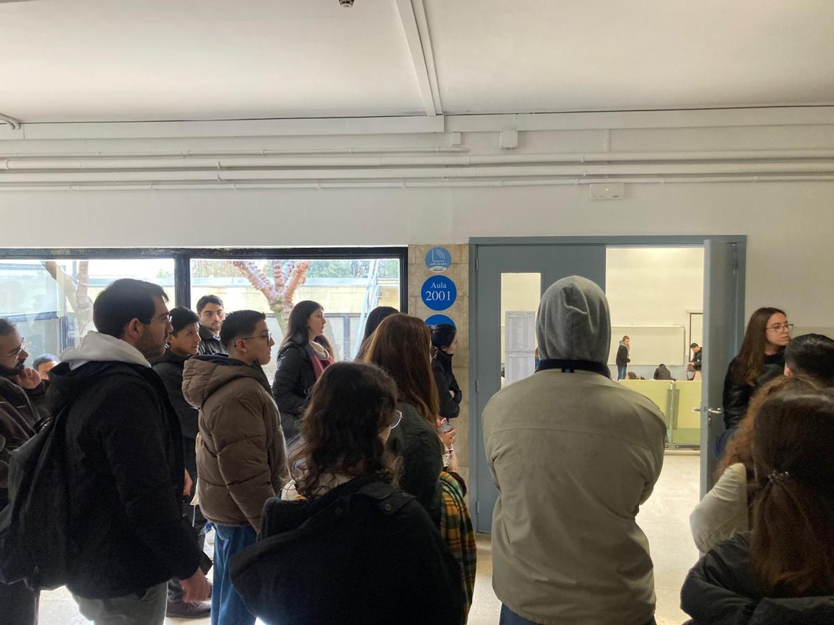 Varios candidatos, antes de entrar en el aula para realizar el MIR.