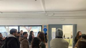 Varios candidatos, antes de entrar en el aula para realizar el MIR.