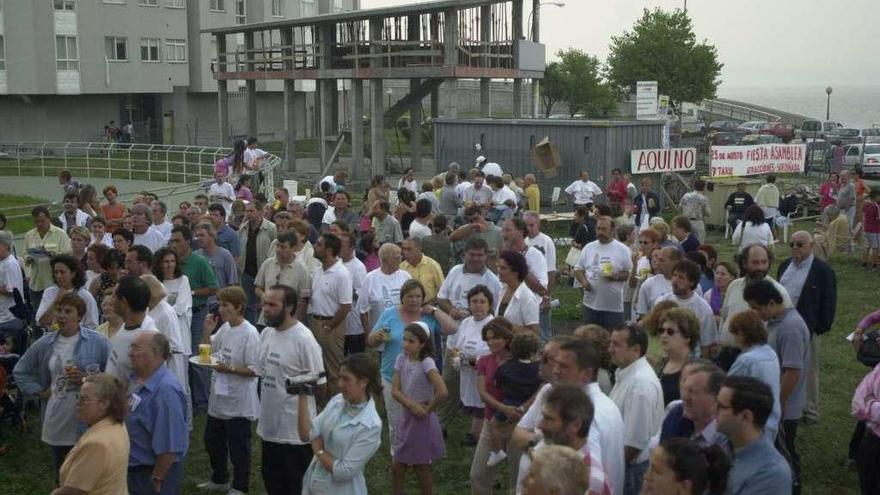 Concentración de vecinos de Adormideras en 2001 contra la farmacia, en construcción a sus espaldas.