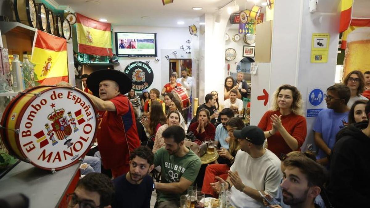Manolo el del Bombo, a tope con la Selección Española contra Marruecos
