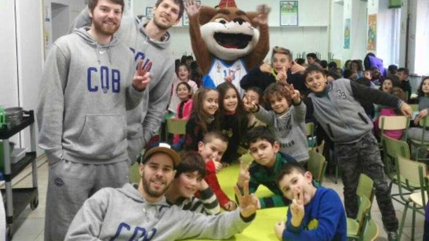 Los jugadores y la mascota del COB, en un colegio. // Iñaki Osorio