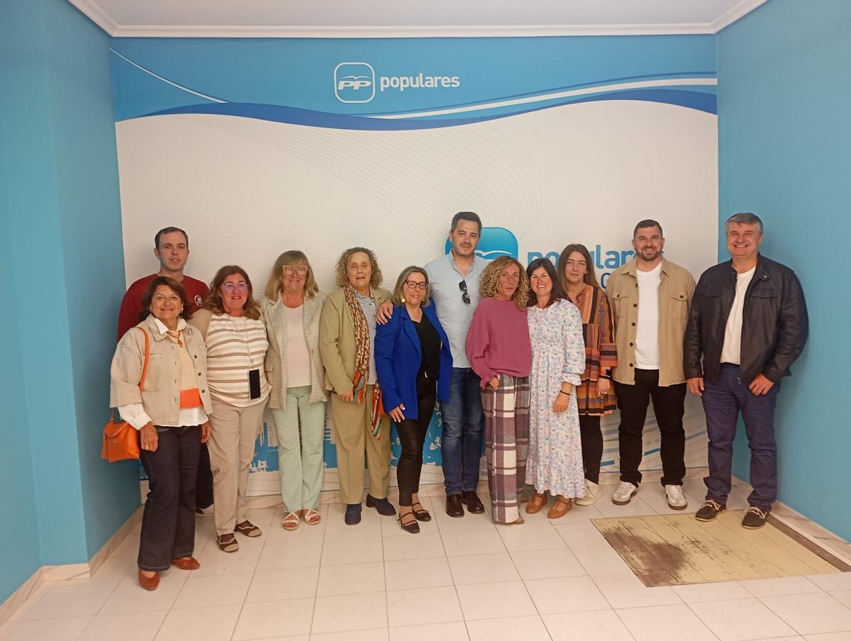 Beatriz Llaneza, quinta por la izquierda, este jueves en la sede del PP de Luanco con miembros de la junta local