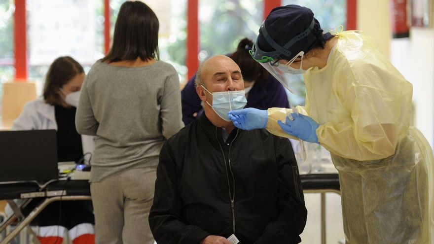 Imagen de archivo de un test de coronavirus en el centro de salud de Forcarei. | // BERNABÉ/JAVIER LALÍN