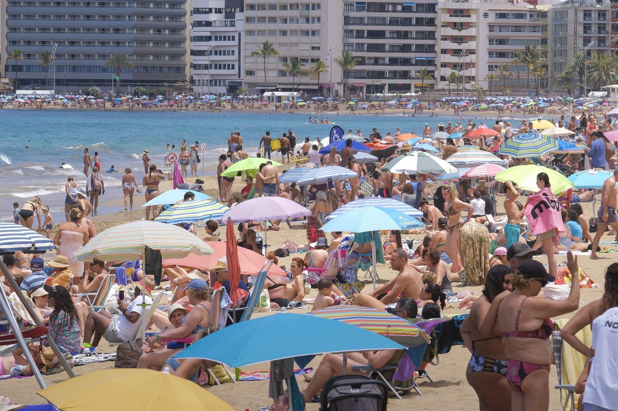 La Playa de Las Canteras se llena por San Juan