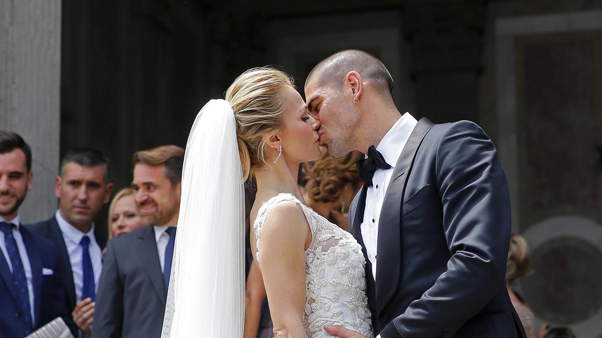 Víctor Valdés y Yolanda Cardona se besan en su boda