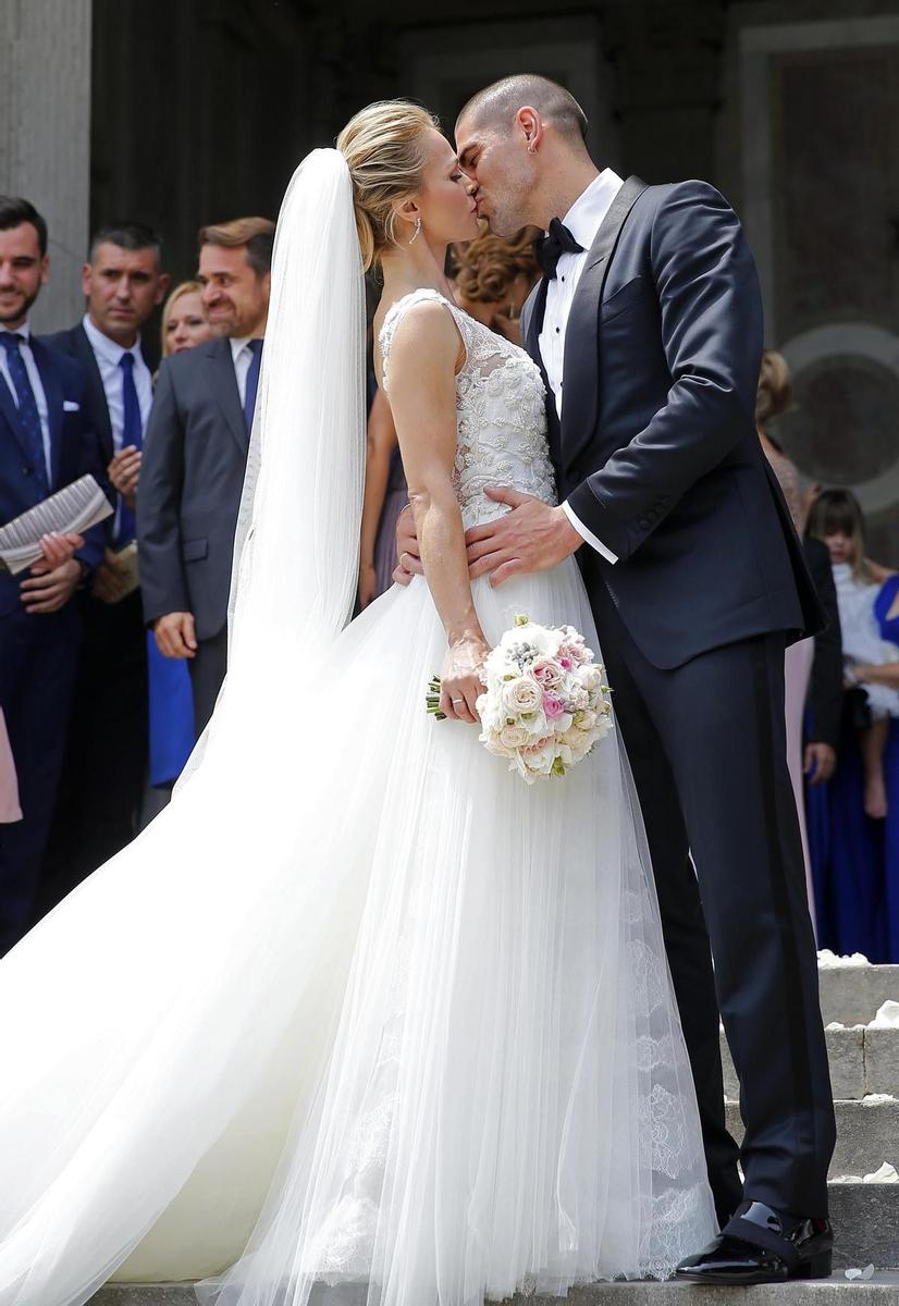 Víctor Valdés y Yolanda Cardona se besan en su boda