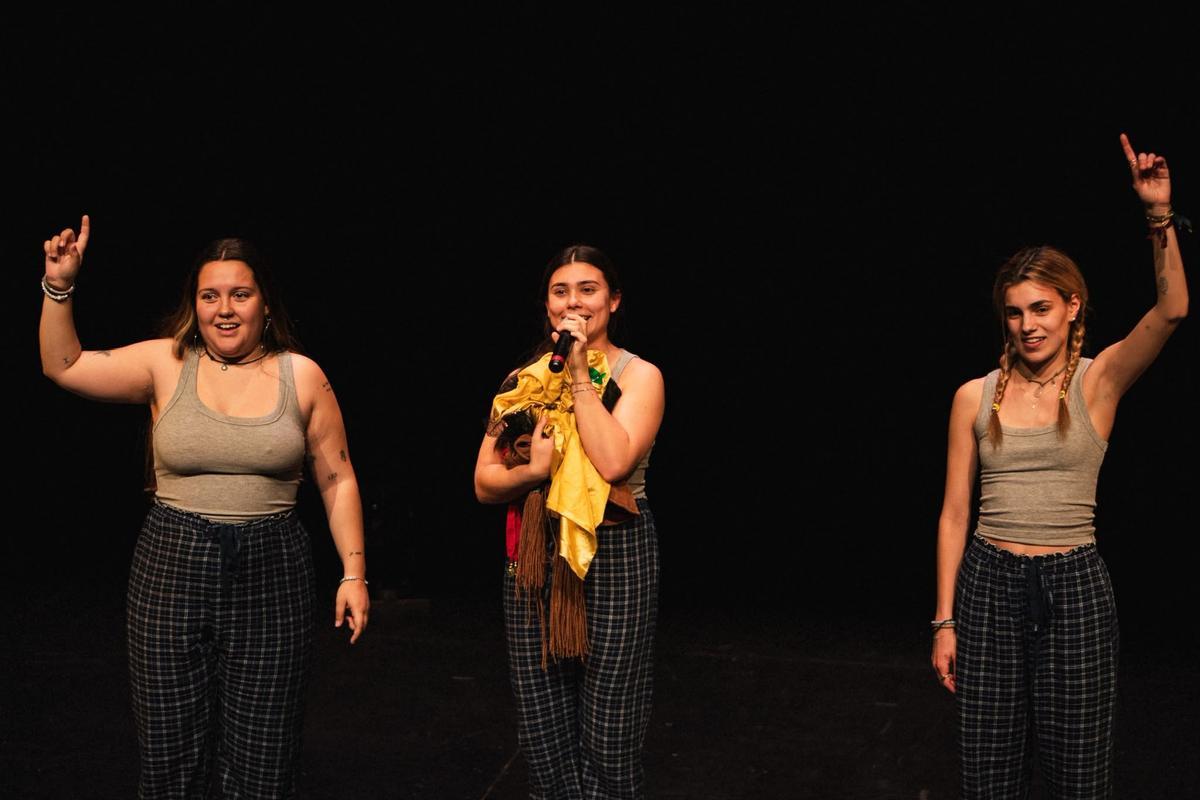 Celia García de la Plaza, Paula Benito i Ainhoa Osuna durant l'obra "Verecundia".