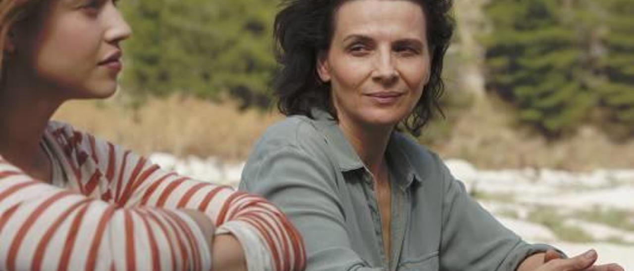 Juliette Binoche y Lou de Laage.