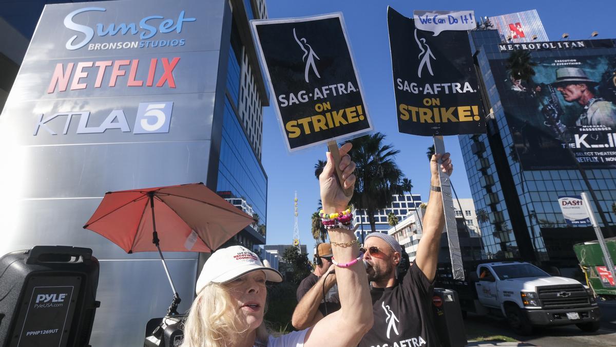Miembros del sindicato de actores de EEUU SAG-AFTRA durante una huelga contra los estudios de Hollywood.