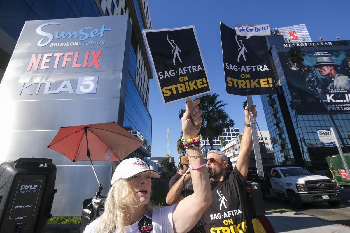 Miembros del sindicato de actores de EEUU SAG-AFTRA durante una huelga contra los estudios de Hollywood.