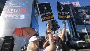 Miembros del sindicato de actores de EEUU SAG-AFTRA durante una huelga contra los estudios de Hollywood
