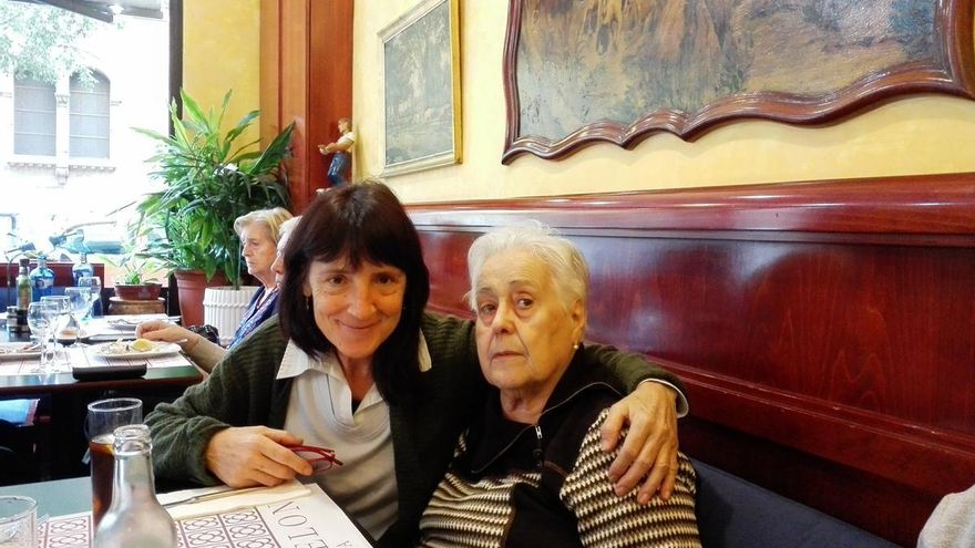 Mujeres que cuidan de sus padres: &quot;Renunciamos a todo y se nos deja solas&quot;