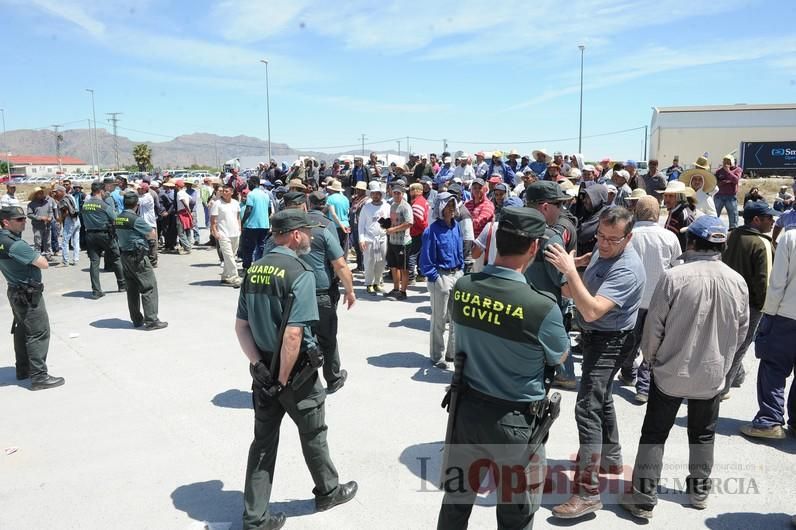 Protesta hortofrutícola en una empresa de El Raal