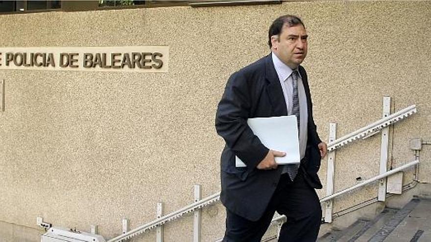 El fiscal Juan Carrau Mellado en las escalinatas de la Jefatura de Policía de Baleares.