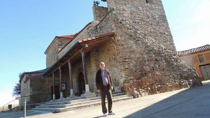 El alcalde de Arrabalde, Baltasar Fernández, ayer, delante de la iglesia.