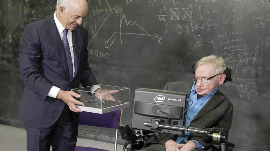 Francisco González entrega el premio a Hawking.