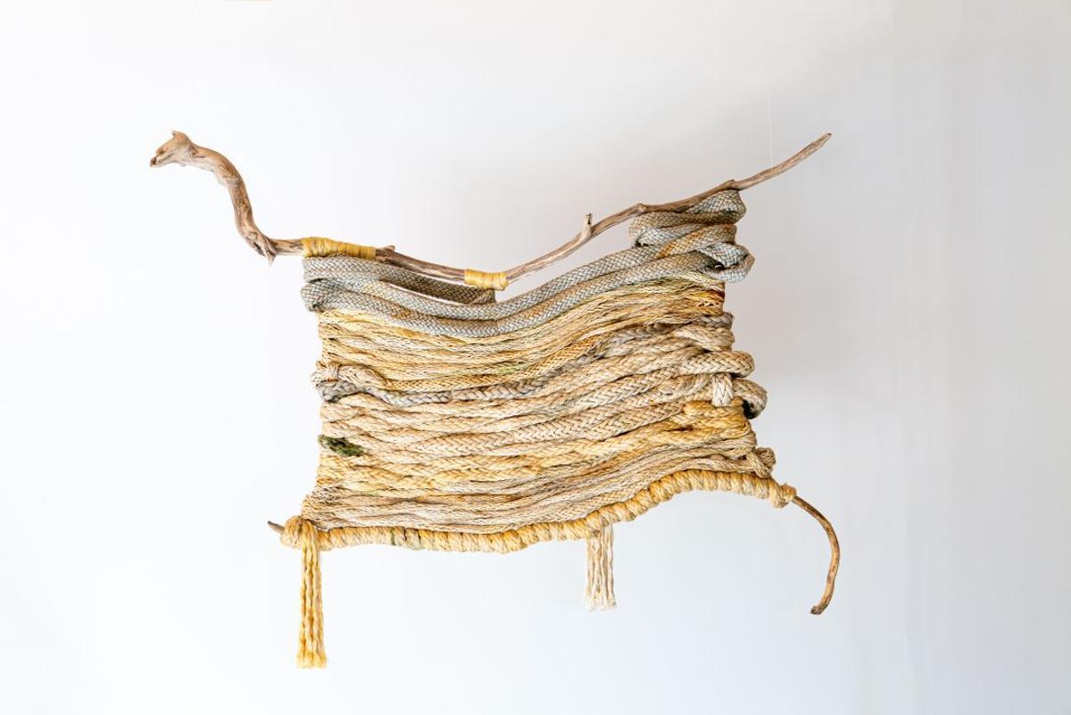 Algunas de las creaciones de Mar Fraga, todas elaboradas a partir de redes recogidas en playas y puertos. Enmalle Studio también acoge cursos e intercambios culturales
