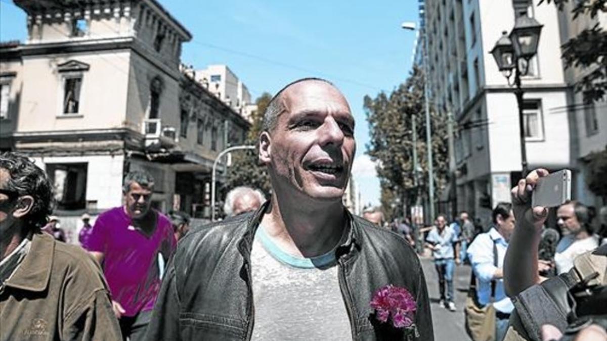 El ministro de Finanzas de Grecia, Yanis Varoukafis, ayer, en una marcha del Primero de Mayo en Atenas.